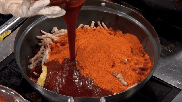 빨간 양념장이 들어간 닭발