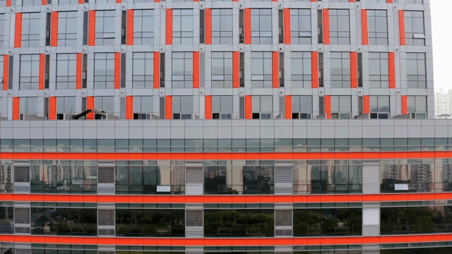 빨간색 포인트가 있는 현대적인 건물