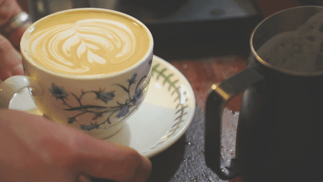 라떼 아트가 있는 라떼 한 잔