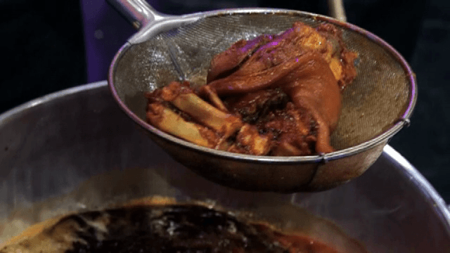Braised pig's feet taken out of the pot