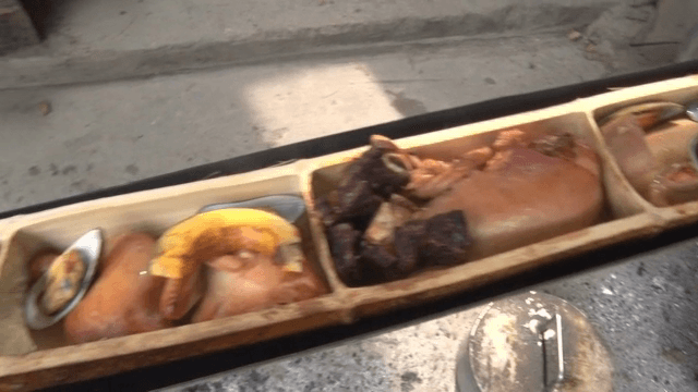 대나무통에 담긴 다양한 해산물 요리