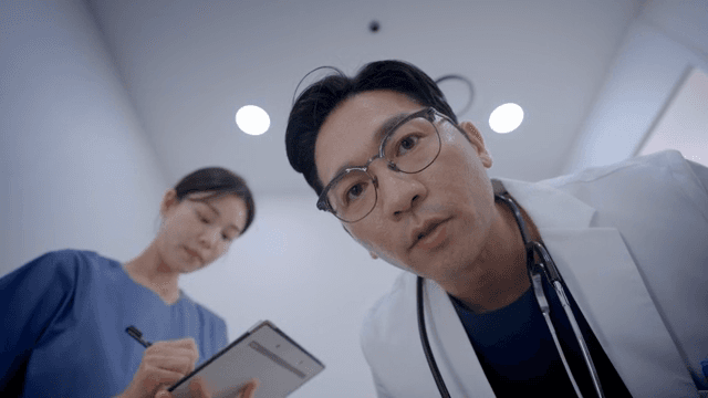 의사에게 진찰을 받고 있는 환자의 시점