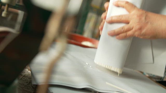 작업대에서 소면 사리를 꼼꼼하게 포장하는 손