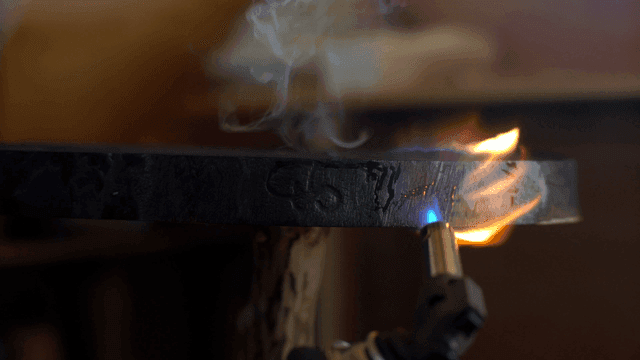 나무에 불꽃을 쏘는 장면