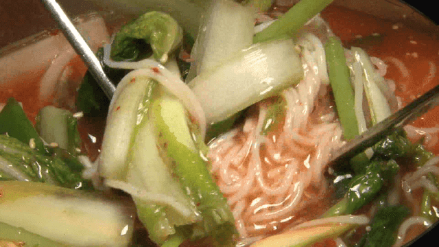 젓가락으로 젓는 열무국수