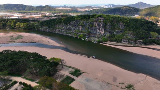 절벽이 둘러싼 경치 좋은 강