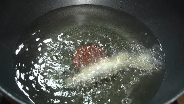 뜨거운 기름에 튀겨지는 생선과 채소들