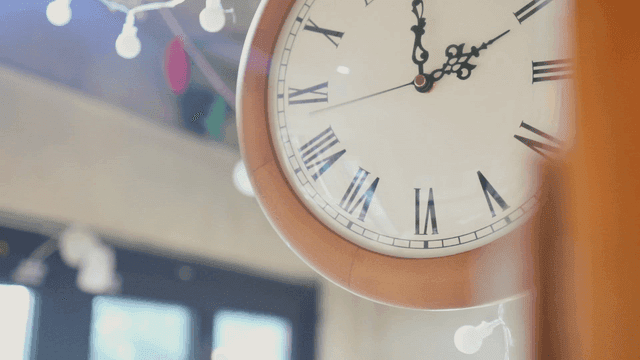 실내에 걸린 벽시계