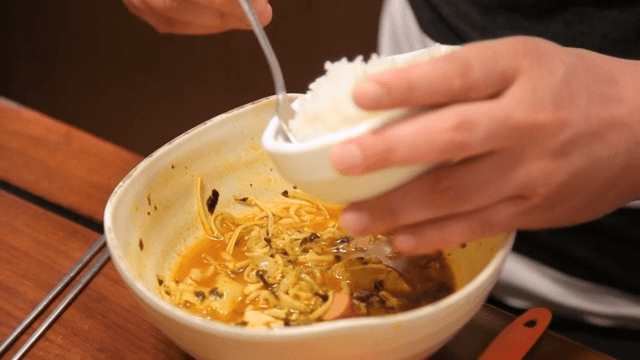 Adding rice to a spicy ramyeon