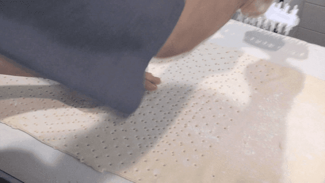 반죽에 빠르게 구멍을 내는 도우 롤러