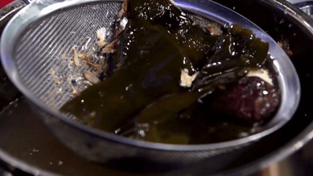 생선, 해조류, 버섯을 넣어 만드는 육수