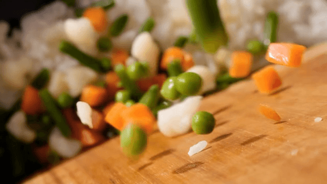 밥과 채소가 함께 섞이는 장면