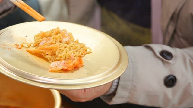 냄비 뚜껑에 덜어먹는 라면 한 젓가락