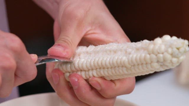 숟가락으로 옥수수를 손질하는 장면
