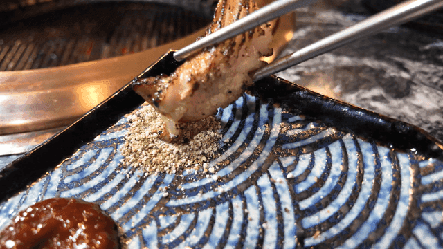 Grilled pork belly dipped in salt
