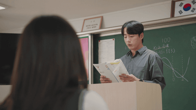 교실에서 강의하는 선생님