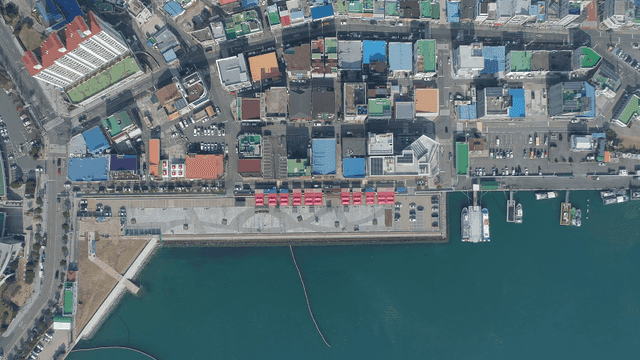 활기찬 해안 도시의 다채로운 지붕