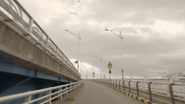 흐린 날 다리 위 도로 운전하기