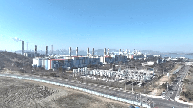 강과 다리 근처의 산업 단지