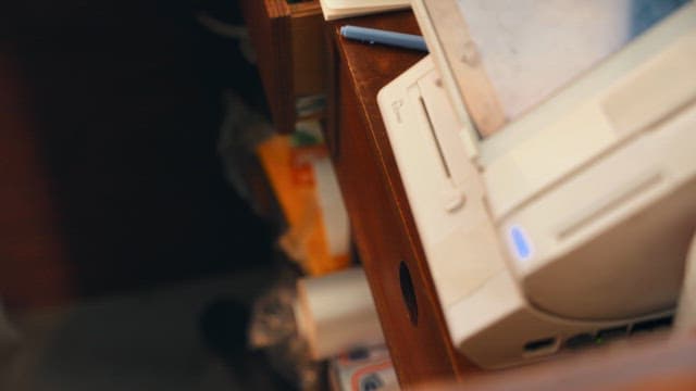 서랍에서 현금을 꺼내는 손