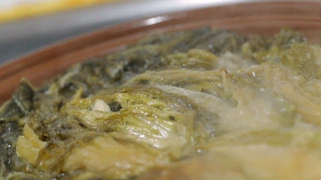 냄비에서 끓고 있는 한국식 삭힌 김치찌개