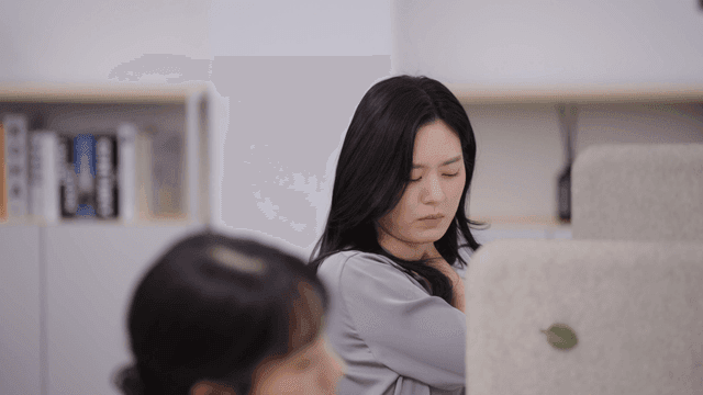 사무실에서 책상에 앉아 일하는 직원들