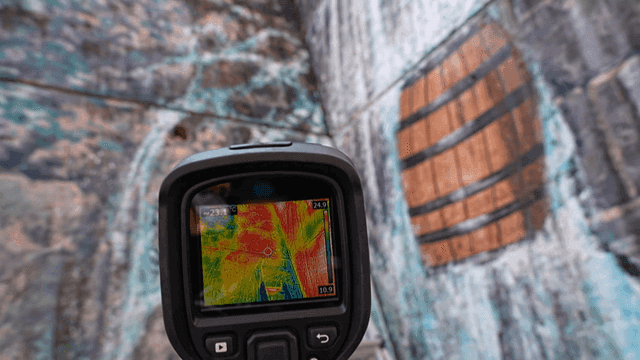 Thermal camera measuring wall temperature