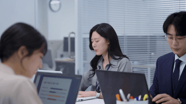 집중적인 토론이 있는 사무실 회의