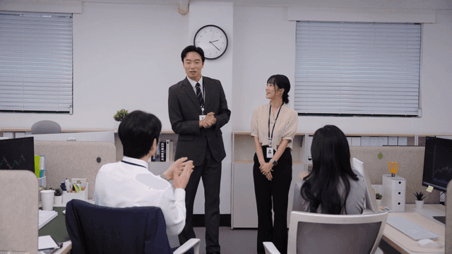 신입 직원 소개가 있는 사무실 회의