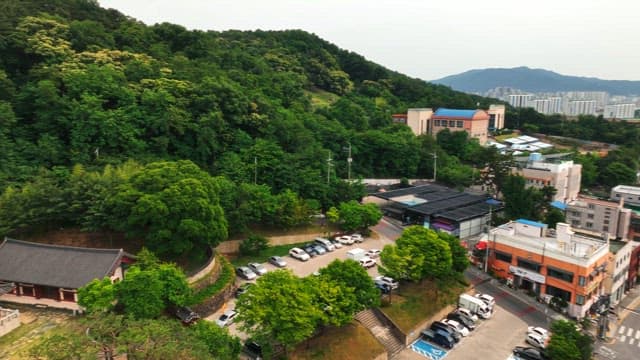 푸른 나무로 둘러싸인 한국 전통 가옥