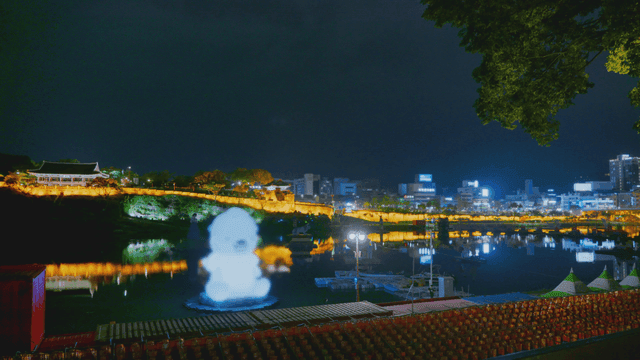 조명이 켜진 전통 정자와 도시의 야경