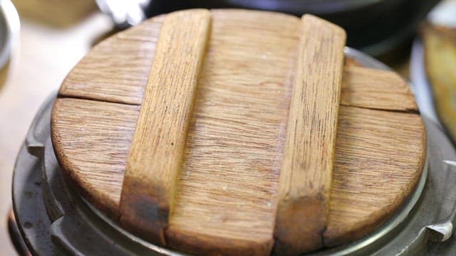 Steaming rice in a single-serving rice cooker