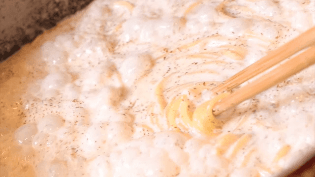 흑임자를 넣은 크림 소스 끓이기