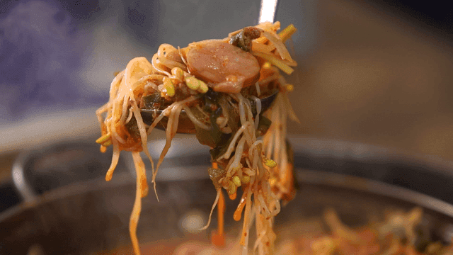 야채와 소시지가 들어간 부대찌개