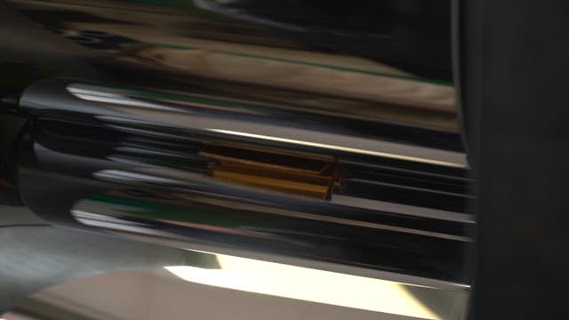 금속 롤러가 금박을 가공하는 장면