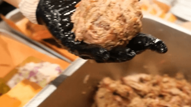 고기 조각을 뭉쳐서 공 모양으로 만드는 손