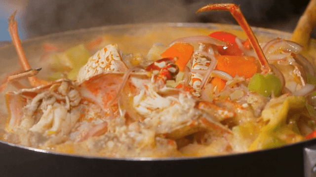 냄비에서 끓고 있는 크레이피시 찌개