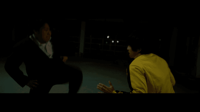 어두운 방에서의 무술 장면