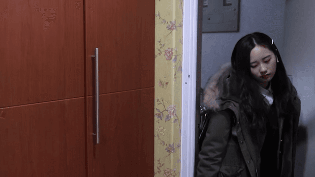 귀가해서 아늑한 방으로 들어가는 여학생