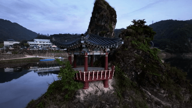 바위섬에 있는 전통 정자