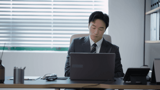 사무실 책상에서 일하는 사업가
