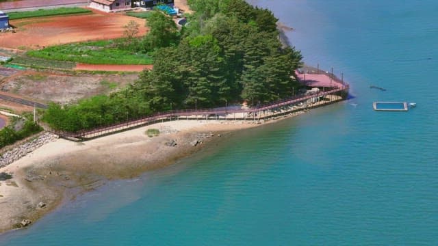 논밭과 숲이 있는 해안 산책로