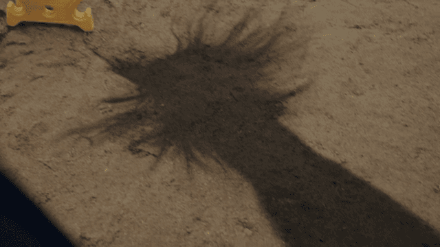 땅 위에 비친 사람의 으스스한 그림자