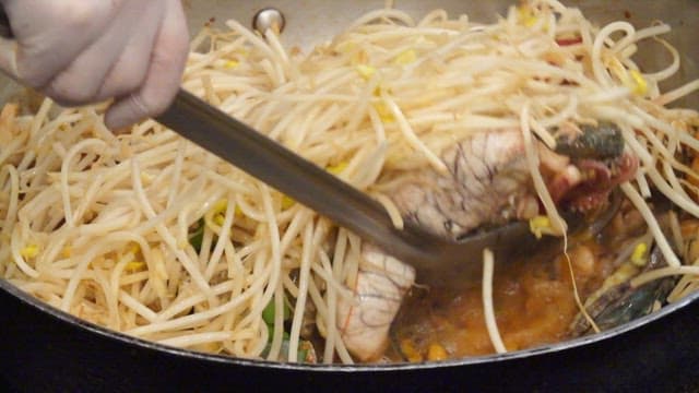 콩나물, 전복, 오징어, 게, 알이 들어간 해물찜 요리