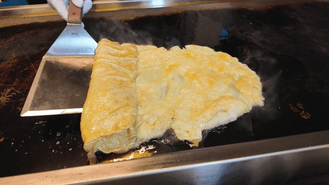 Cooking scrambled eggs on hot iron plate