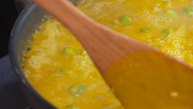 팬에서 요리되는 단호박 소스 볶음밥