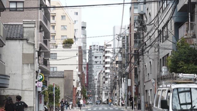 보행자들이 다니는 번화한 도시의 차분한 거리 풍경