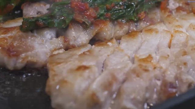 뜨거운 팬 위에서 김치와 함께 삼겹살을 굽는 모습