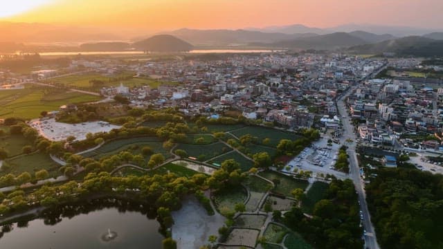 시골 마을 위의 고요한 일몰