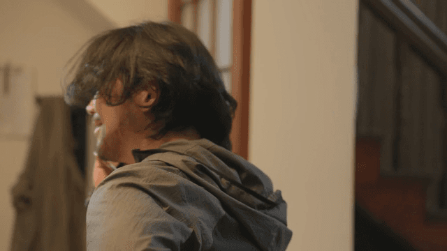 전화를 받으며 흥분한 남자